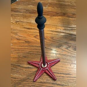Building Star Repurposed Into Paper Towel Holder